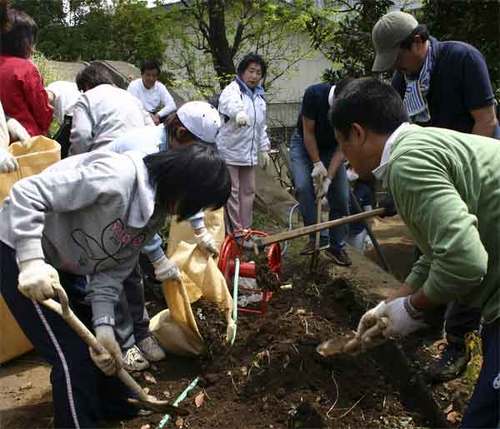 犬蔵小学校30周年記念の植樹04