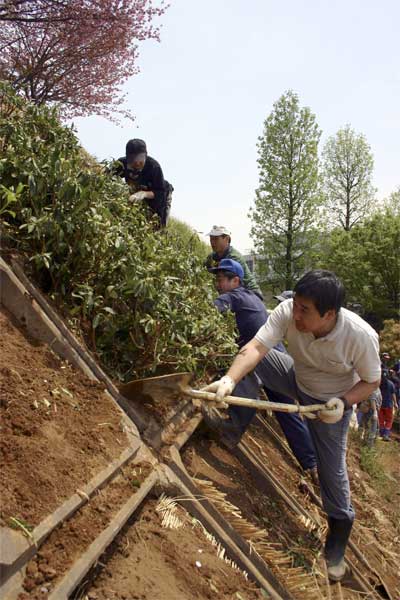 犬蔵小学校30周年記念の植樹09