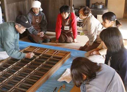 むいから民家園障子張り替え4