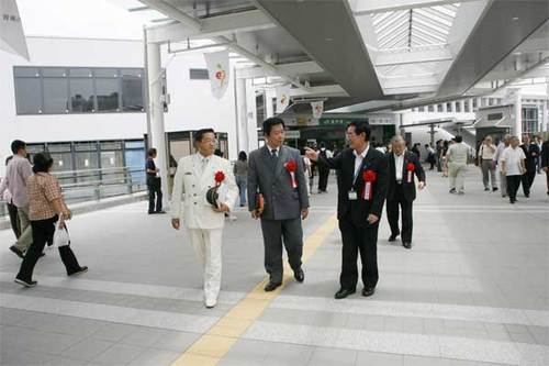 登戸駅が一新09